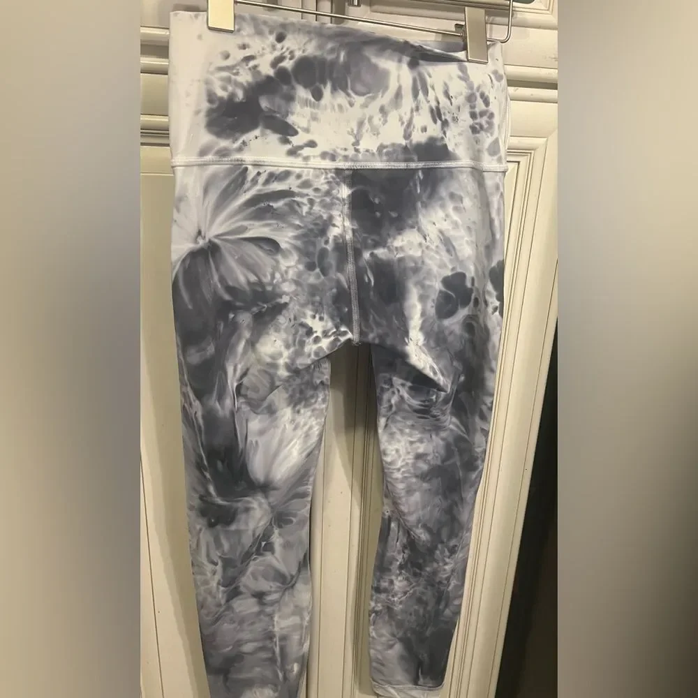 Lululemon Women's Ankle Leggings - Blue Gray Print Size 4